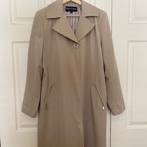 Classy trench coat 🧥